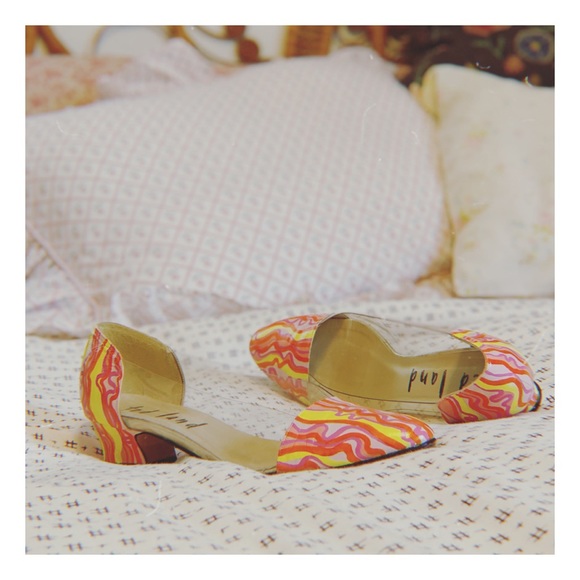 Vintage Shoes - SALE🌸 Vintage handpainted pumps in Jellyfish